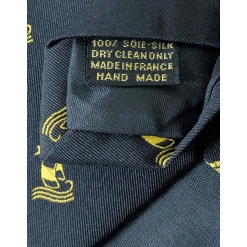 LARUSMIANI Milano Navy Blue w/Yellow Sailboats Silk Tie Hand Made France 56x3.75